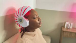 Casque LED CurrentBody utilisé pour la photobiomodulation du cuir chevelu